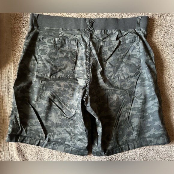 Lee Riders cargo shorts 16W EUC green camo flat stretchy waistband 10” inseam - Picture 2 of 8